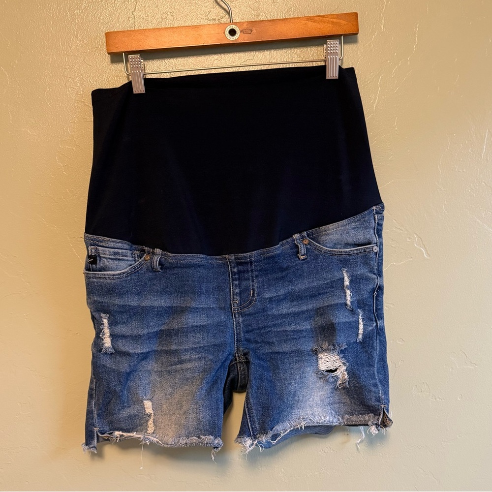 Kancan maternity distressed short size 11/29
